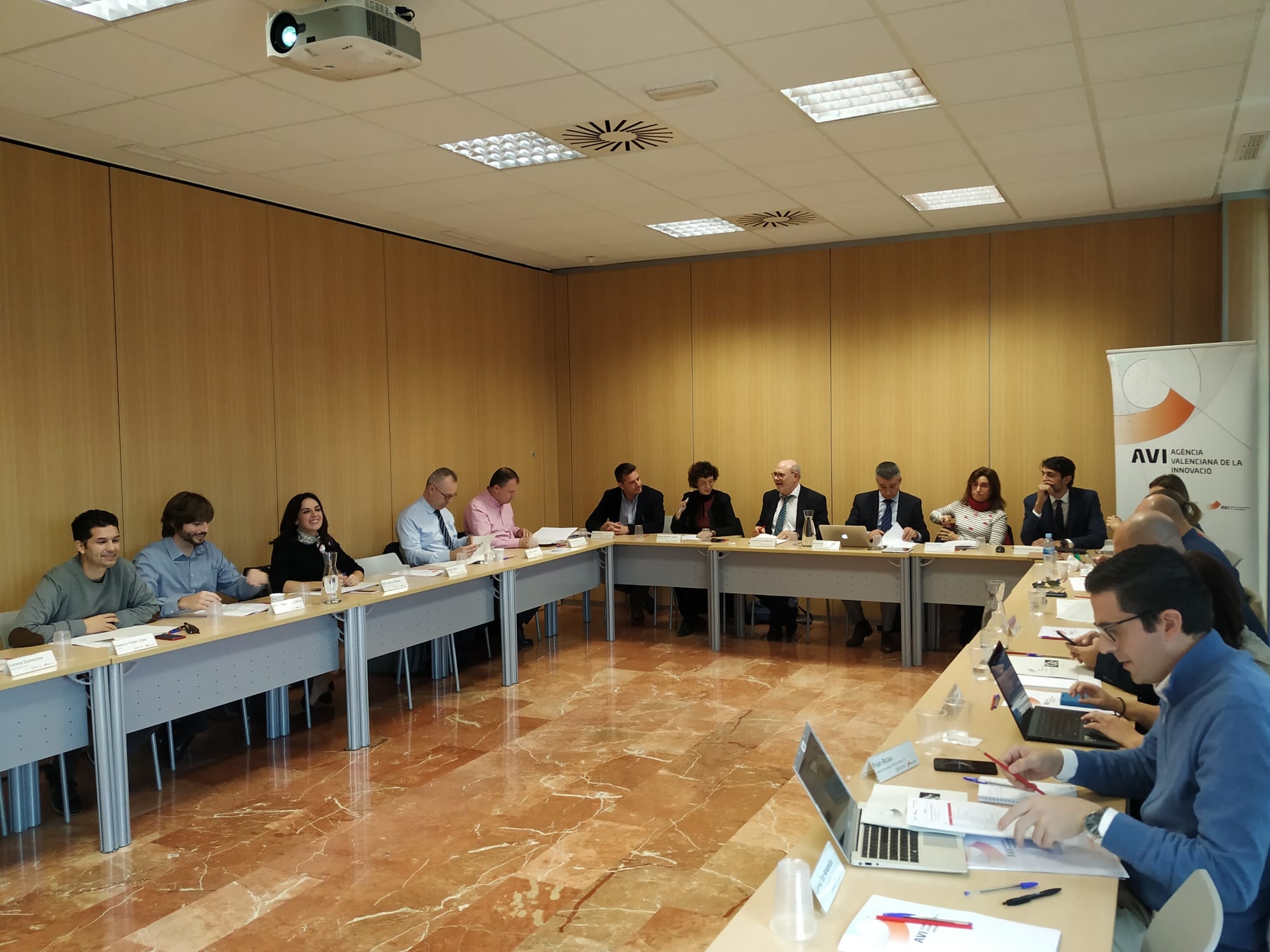 La AVI e Invat·tur crean un diálogo tecnológico para innovar en la Red de Destinos Inteligentes