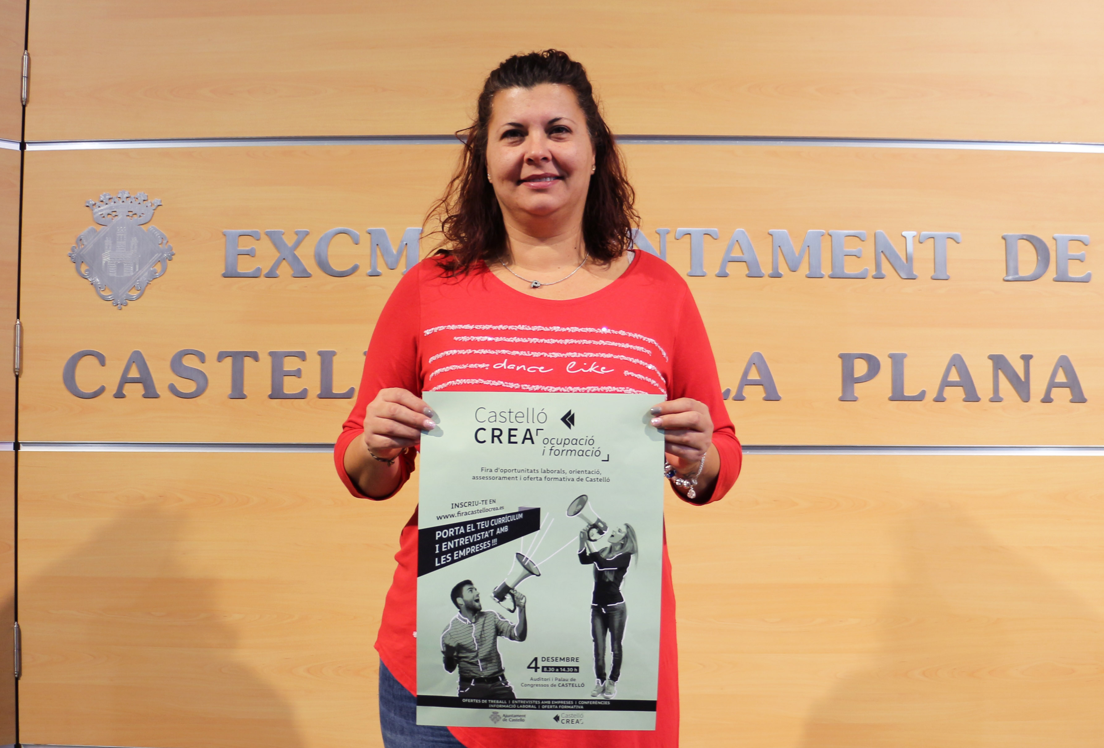 La concejala de Empleo del Ayuntamiento de Castellón, Patricia Puerta, enseña el cartel de la segunda edición de la feria. - 