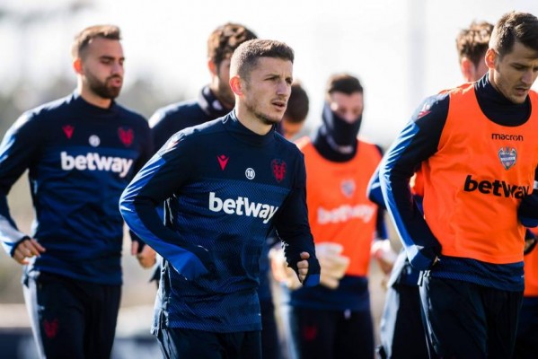 Paco López completa el entrenamiento con cinco jugadores del filial
