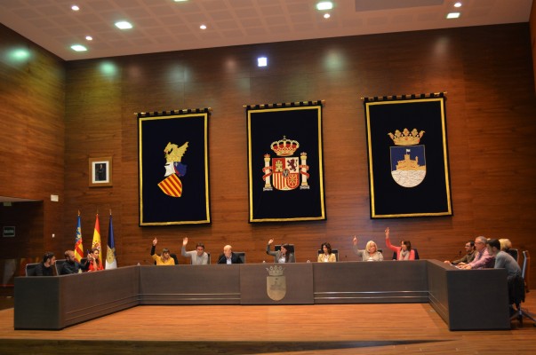 Orpesa saca adelante sus presupuestos con el rechazo de Compromís y la abstención del PP