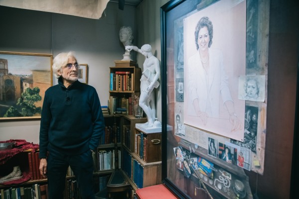Así es el retrato de Barberá: influencia picassiana, collage, alusiones a València y su vara de mando