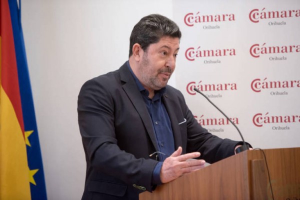 Cámara Orihuela rinde homenaje a Juan Cerdán durante la I Noche de la Economía Oriolana