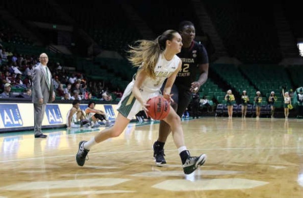 Ángela Vendrell compite a buen nivel en el UAB Blazers