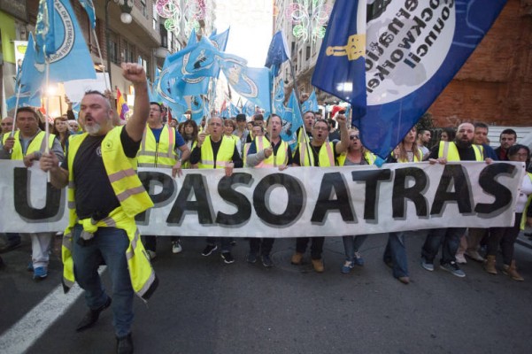 Estibadores y patronal consensúan un documento base que evita la huelga