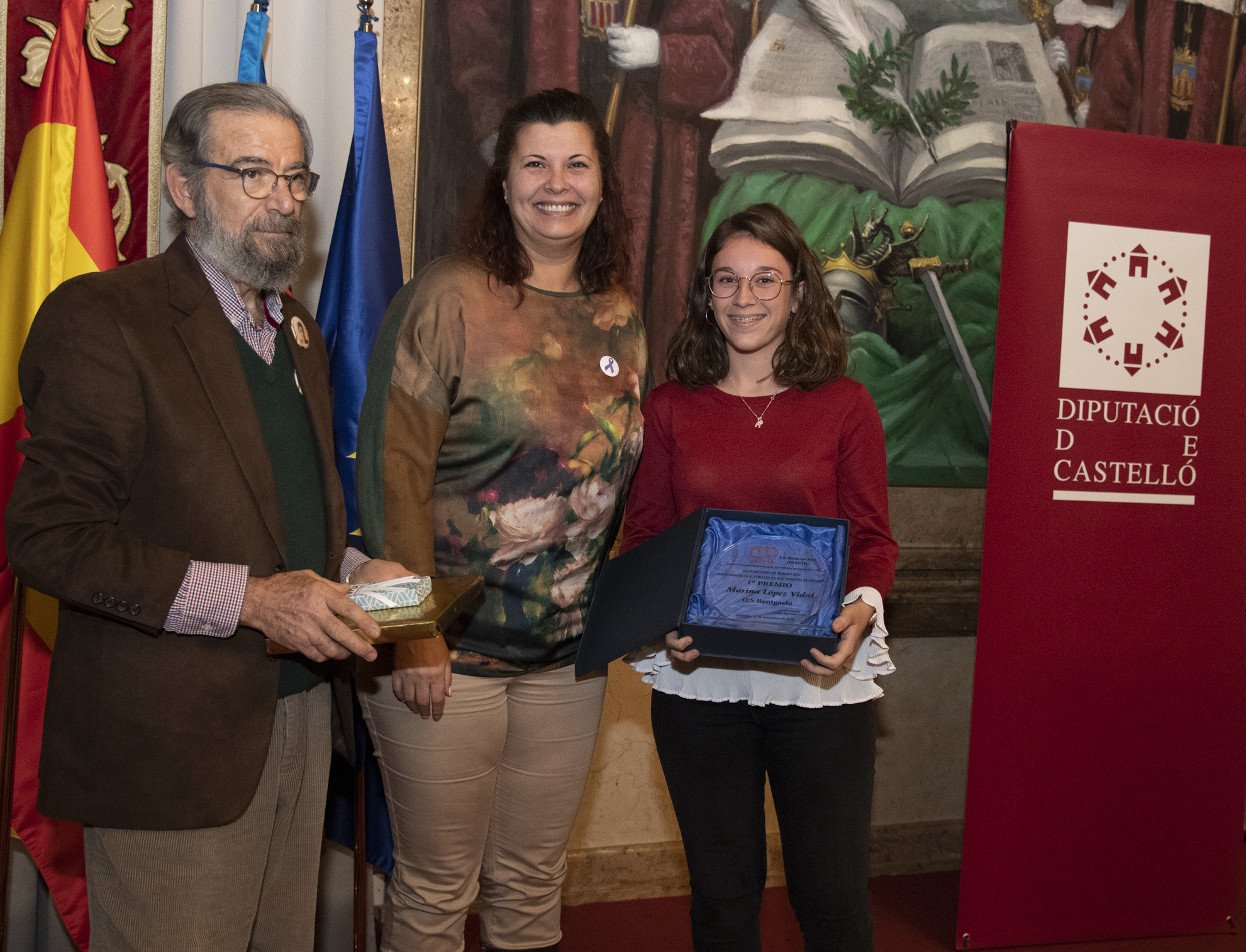 Entrega del diploma a la joven Marina López. - 