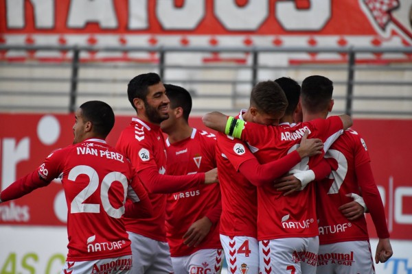 El Real Murcia pone fin a una racha de cinco jornadas sin ganar en su semana grande (2-0)