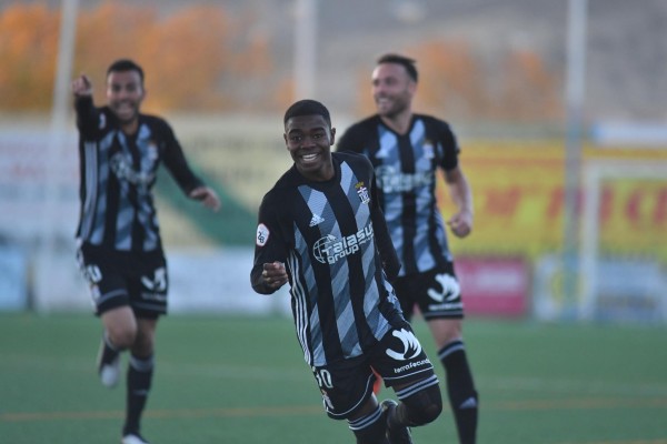 El Cartagena vuelve a ganar en un partido más efectivo que brillante y refuerza el liderato (1-2)