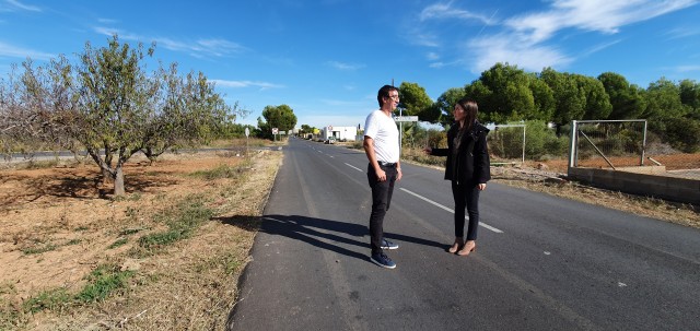 Limpian y desbrozan varios caminos de Oropesa del Mar para garantizar la seguridad del peatón