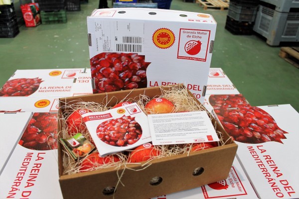 La Denominación de Origen enviará cajas de granadas a valencianos residentes en Europa por la Navidad