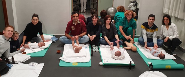 El Hospital Rey Don Jaime enseña técnicas de masaje a padres con bebés prematuros