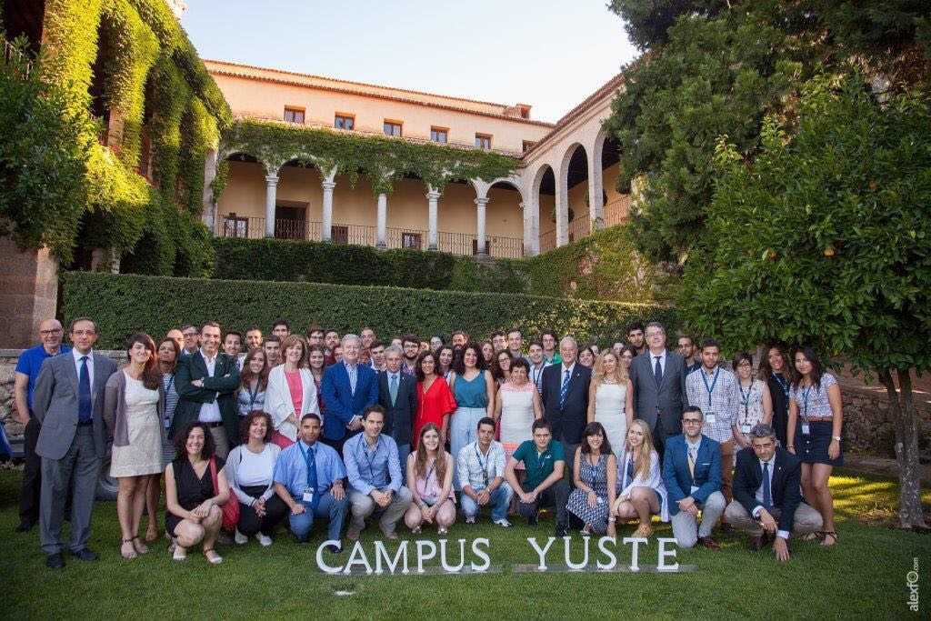 Los asistentes y ponentes del Campus Yuste 2017 posan para la foto de familia. - 