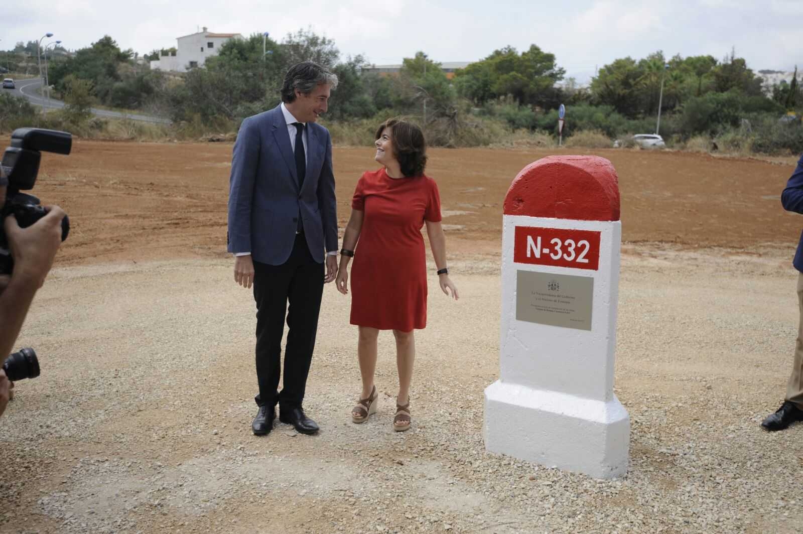 De la Serna y Santamaría, junto a la primera piedra de la nueva variante de la N-332 en Benissa. Foto: RAFA MOLINA - 
