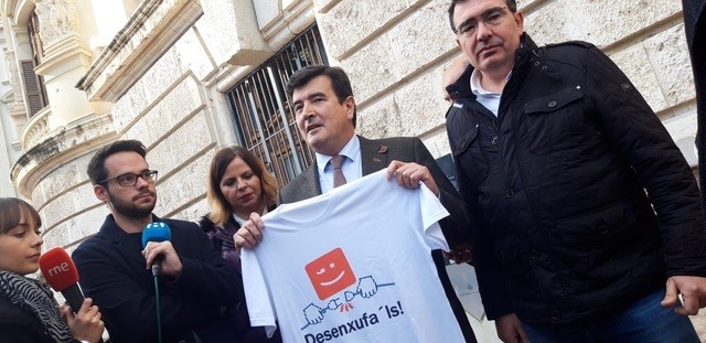 Giner recuerda a Ribó la campaña de Compromís 'desenxufa'ls!'
