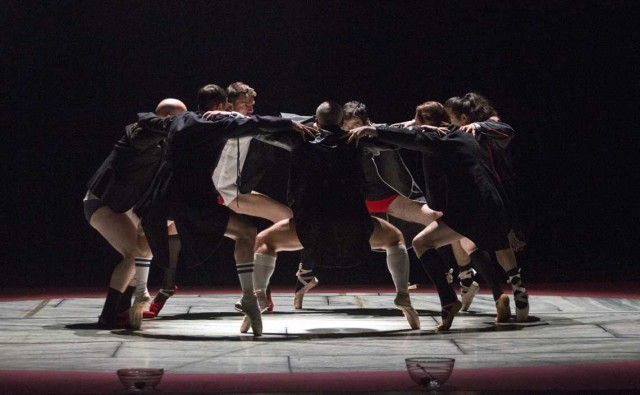'Dancing with frogs' reflexiona sobre la masculinidad a través de la danza