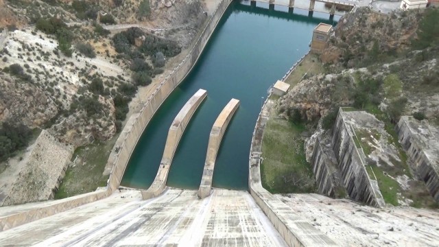 El Gobierno desoye a los regantes y atranca el grifo del trasvase, que se podría cerrar en enero