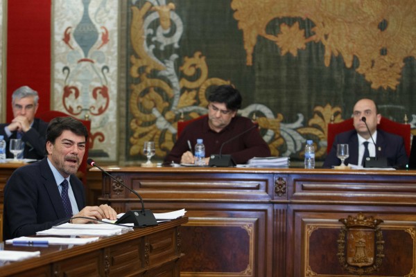 El tripartito rechaza los cambios del PP y fuerza la votación sobre los macrocentros sin tener mayoría 