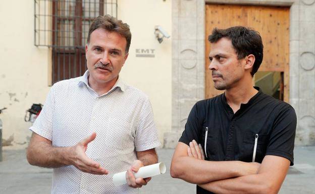  El presidente de la EMT, Giuseppe Grezzi, y el gerente, Josep Enric García Alemany, explicando los detalles del fraude. Foto: EFE. - 