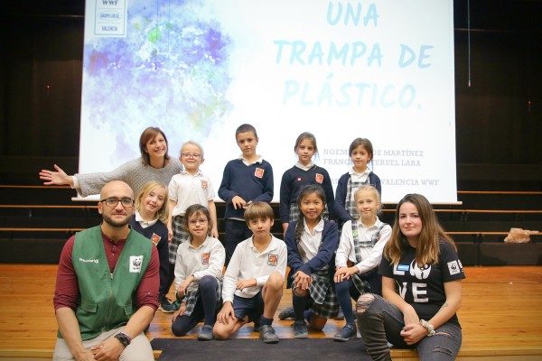 WWF en Caxton College: “Cada semana ingerimos el plástico equivalente a una tarjeta de crédito”