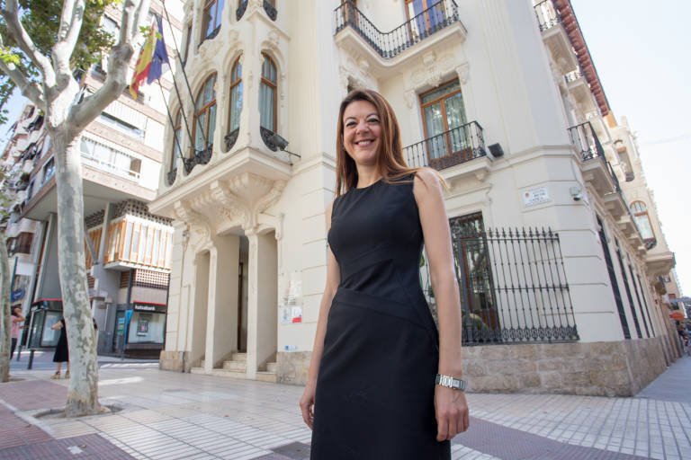 Carolina Pascual, frente a la sede del Gobierno valenciano en Alicante. Foto PEPE OLIVARES  - 
