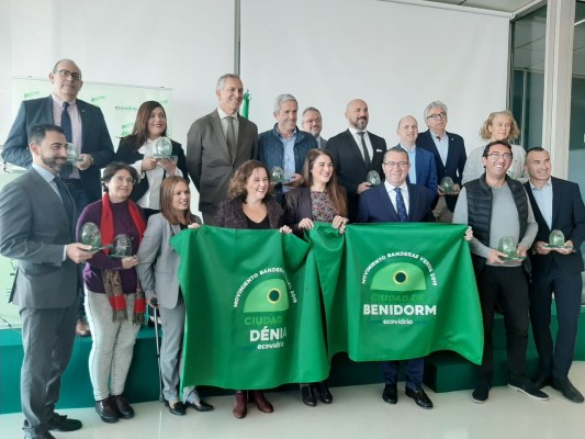 Mireia Mollà entrega a Benidorm y Denia la Bandera Verde de Ecovidrio