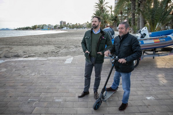 La fugaz visita de Abascal a Santiago de la Ribera para 