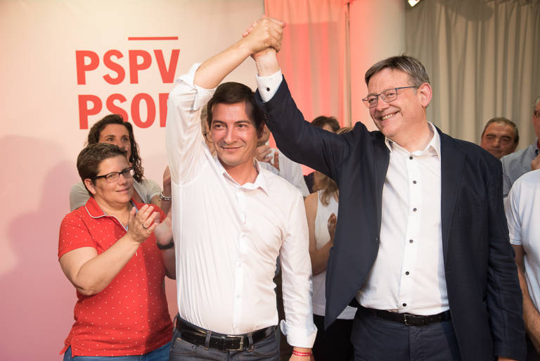 Rafa García y Ximo Puig se saludan en la noche de primarias del PSPV. Foto: KIKE TABERNER - 