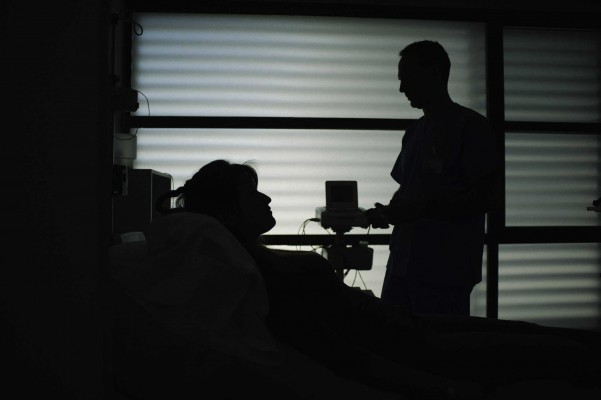 El futuro de los empleados del hospital de Alzira, en manos de los tribunales por falta de regulación