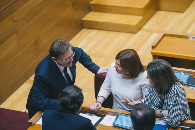 El president de la Generalitat, Ximo Puig, habla con la síndica del PPCV, Isabel Bonig. Foto: KIKE TABERNER - 