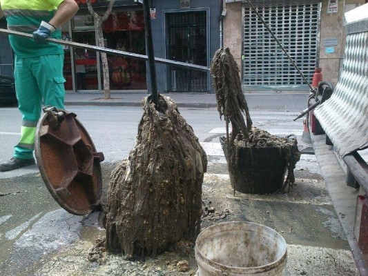 Las alcantarillas murcianas se 'comen' cada año 390 toneladas de toallitas