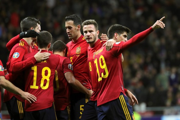 Un mágico Cazorla y Gerard Moreno meten a España como cabeza de serie
