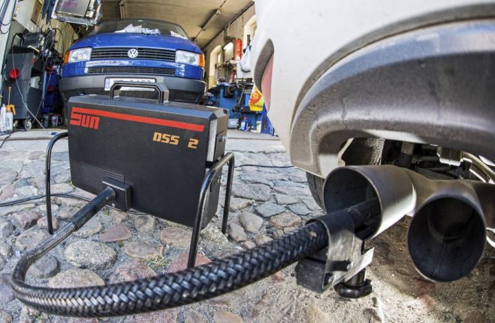 Medición de emisiones en vehículos Volkswagen afectados por el 'dieselgate'. Foto: EFE - 