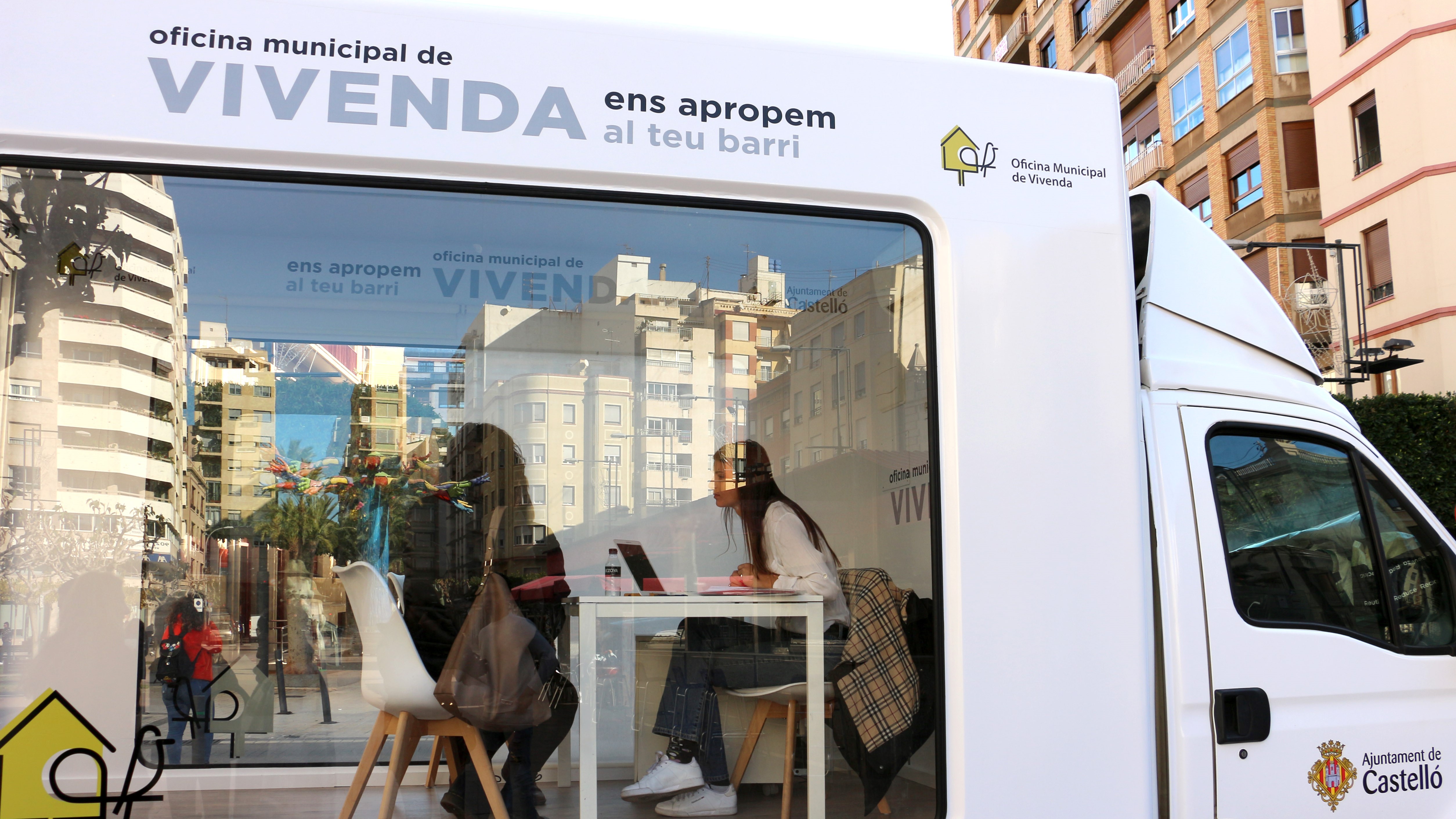 Castelló informa de ayudas y recursos a través de una unidad móvil de la Oficina de Vivienda