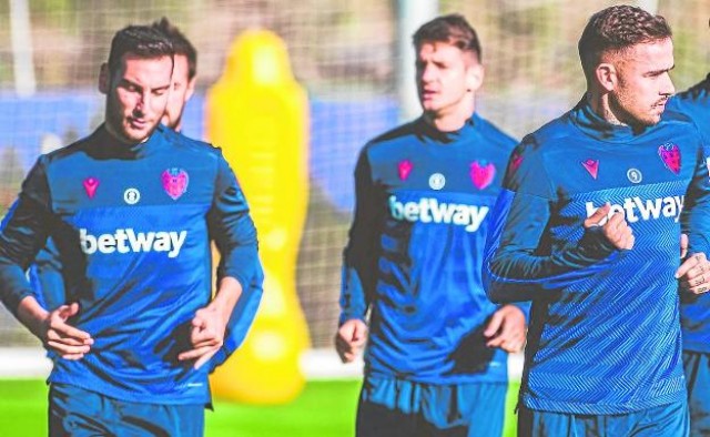 La plantilla del Levante vuelve al trabajo sin Iván López ni Rober Pier