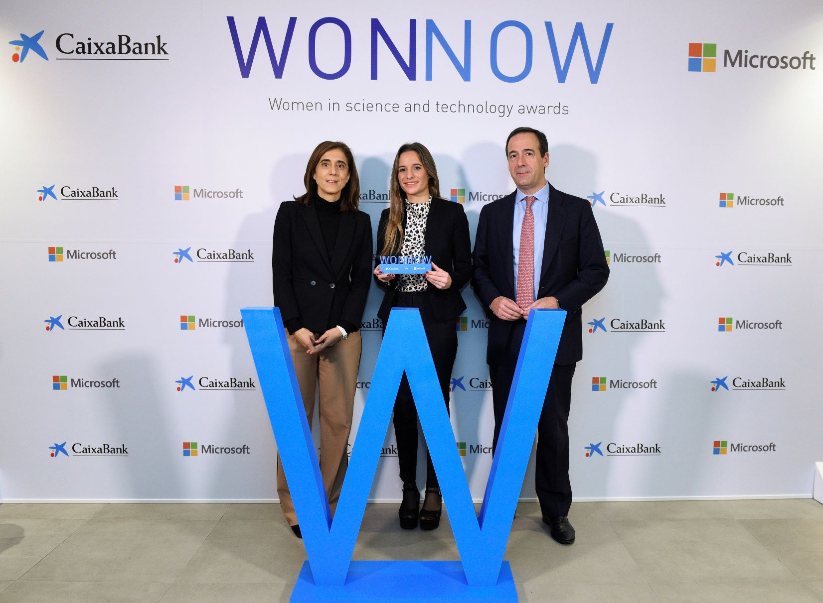 CaixaBank y Microsoft galardonan a una alumna de grado universitario técnico de la Comunitat 