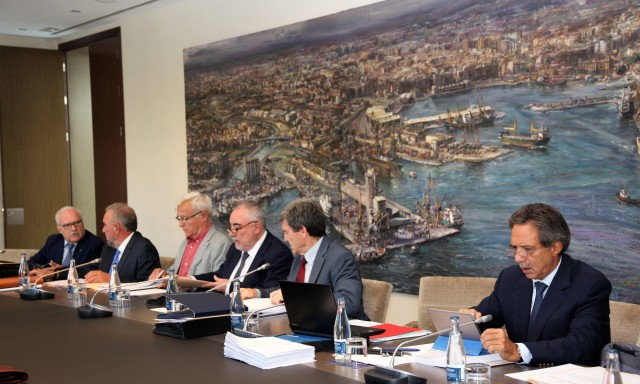 El puerto de Valencia gastará 108 millones en el dragado de 350 hectáreas en su canal de acceso