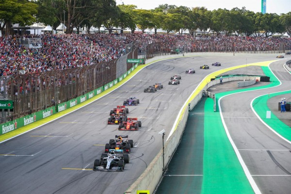 Verstappen gana en la locura de Brasil y Sainz termina cuarto