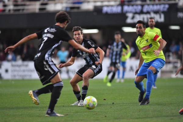 El Cartagena, que encaja gol 871 minutos después, al menos empata tras ir dos veces por detrás (2-2)