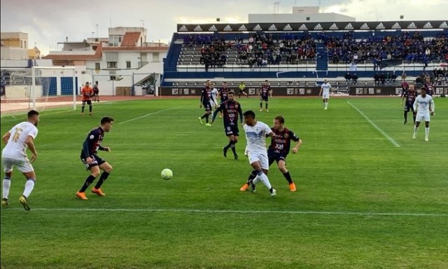El Yeclano, que ahora es sexto, pierde dos meses después al encajar el 2-1 en Marbella en el 91