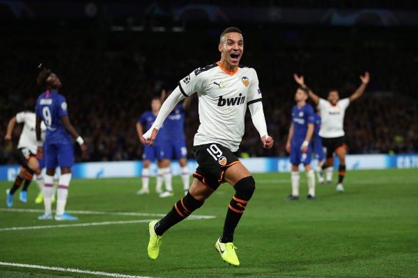 Una victoria ante el Chelsea dará al Valencia el pase a octavos y doce millones de euros