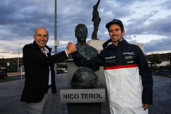 Nico Terol estrena su busto en el Circuit Ricardo Tormo
