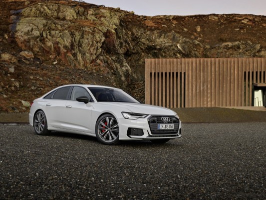 Audi A6 55 TFSIe quattro: la berlina se electrifica