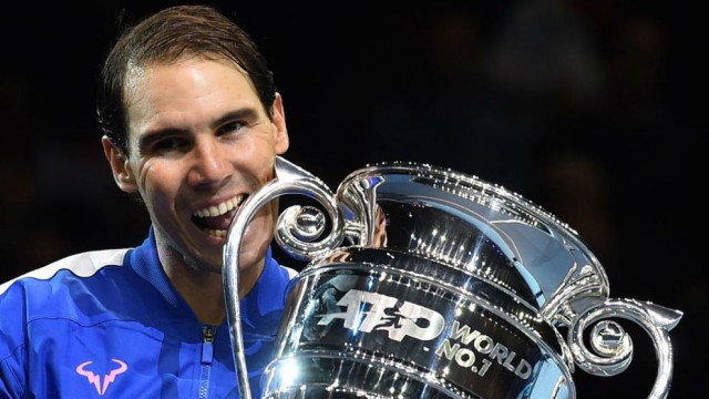 Nadal recibe el trofeo de número uno del mundo