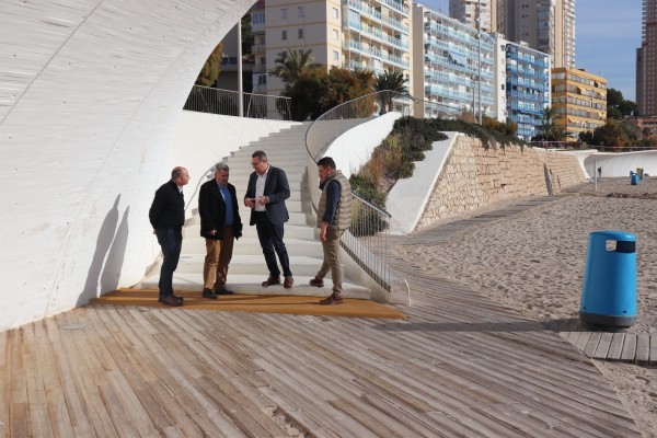 Benidorm plantea la sustitución de la pasarela de madera en Poniente por una de hormigón