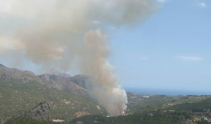Un incendio en Guadalest obliga a cortar la CV-755 con Callosa 