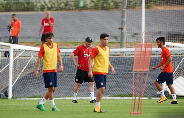 Penev se estrena en el banquillo del Mestalla frente a Curro Torres
