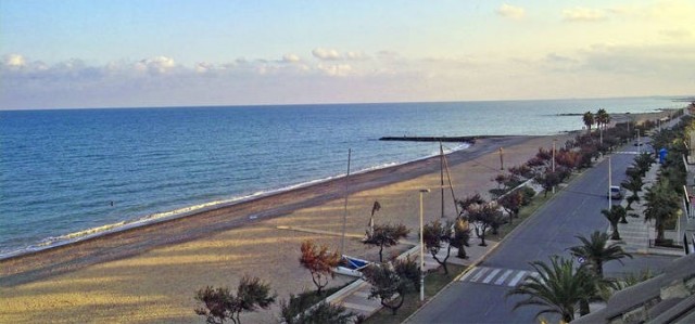 Moncofa prohíbe abrir grandes comercios entre el pueblo y la playa para promocionar la construcción de viviendas