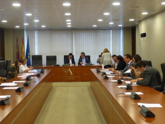 La Asamblea llama a los colegios a iniciar la 'guerra' contra el plástico