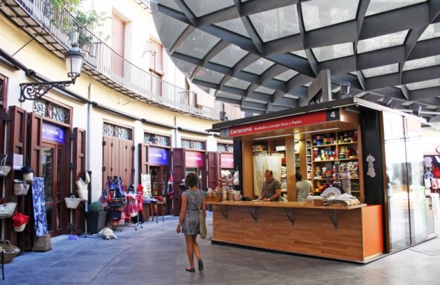 El plan de Ciutat Vella protege por primera vez a 50 comercios históricos