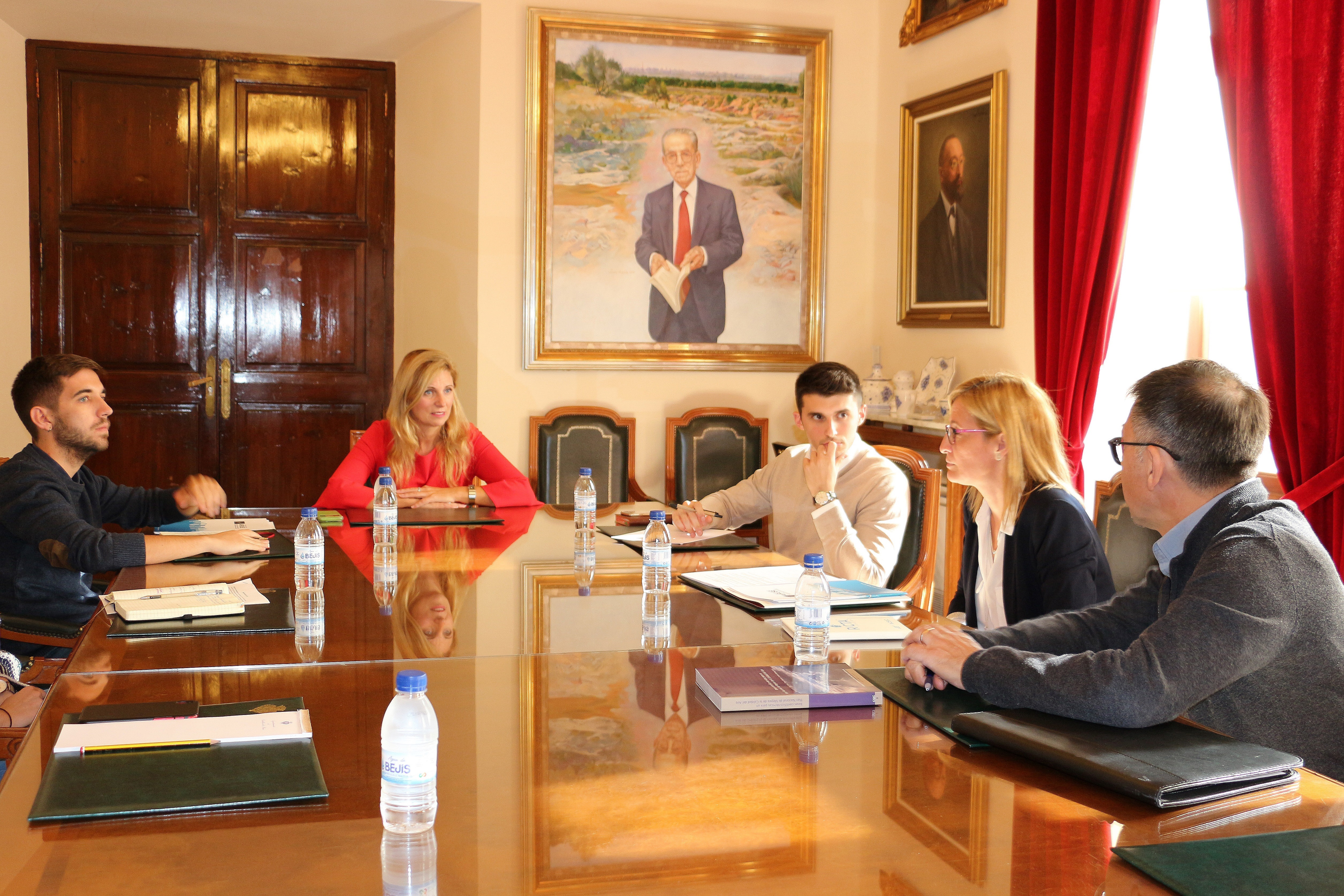 La alcaldesa Amparo Marco, junto a los ediles Jorge Ribes y Fernando Navarro, en la reunión con un equipo de investigadores del Instituto de Tecnología Cerámica. - 