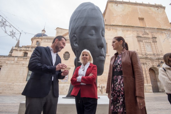Las cabezas de Jaume Plensa ya lucen en pleno corazón patrimonial de Elche